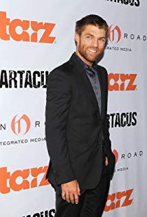 How tall is Liam McIntyre?